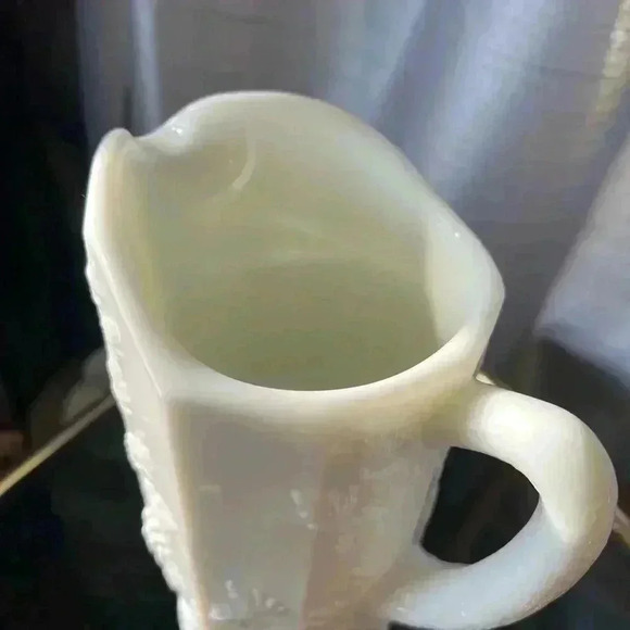 Very heavy vintage Westmoreland grapevine pattern milk glass pitcher - Picture 5 of 5